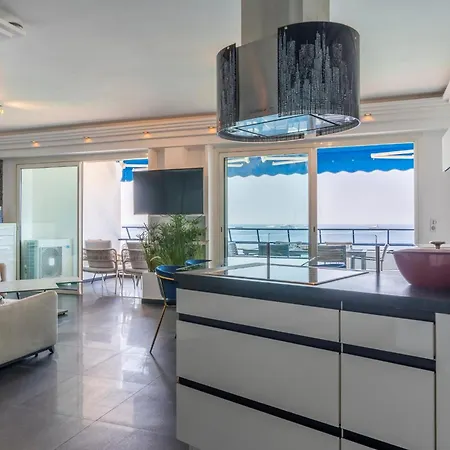 Apartment Spacious With Sea View In *