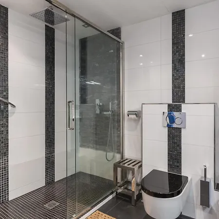 Spacious With Sea View In Apartment Antibes